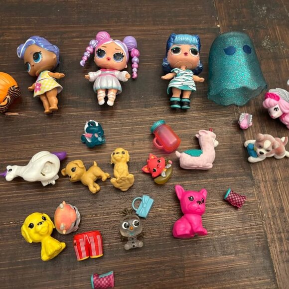 Lot of L.O.L. Surprise! Dolls and Accessories - Picture 1 of 4